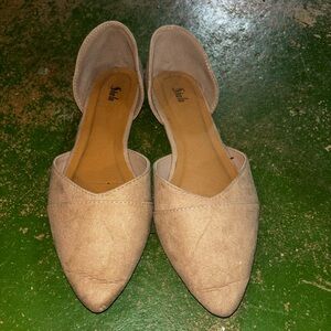 Pointed Nude flats.